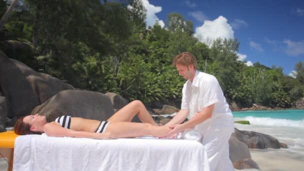 Massage im Urlaub — Stockvideo
