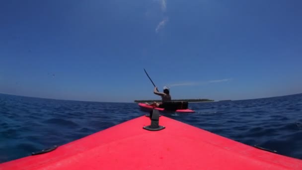 Seguente donna in kayak — Video Stock