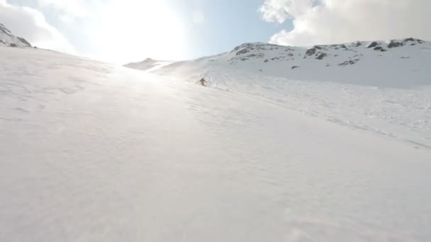 Skifahrer in den Bergen — Stockvideo