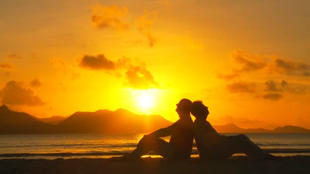 Bejaarde echtpaar genieten van zonsondergang — Stockvideo