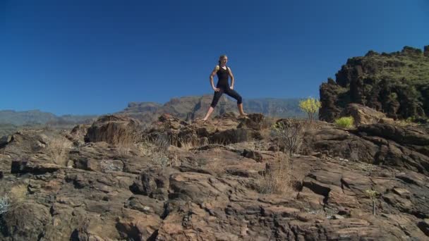 Frau macht Yoga — Stockvideo