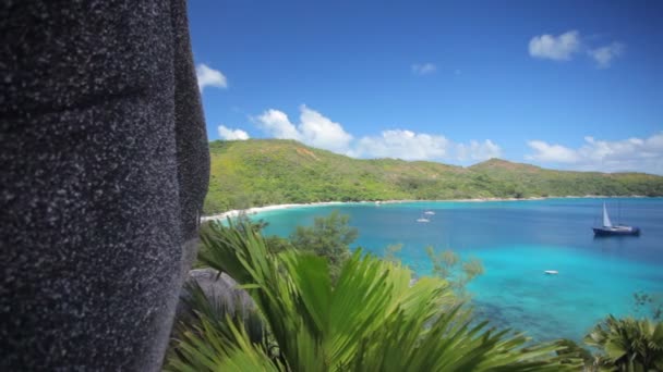 Bahía tropical con barco — Vídeo de stock