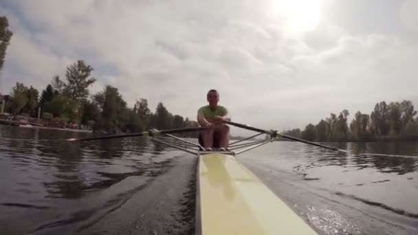 Pro rower στον ενιαίο βάρκα κωπηλασίας — Αρχείο Βίντεο