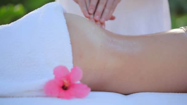 Mulher desfrutando de massagem no pescoço — Vídeo de Stock