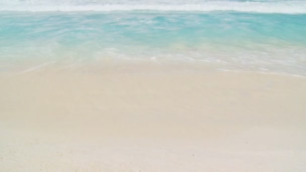 Playa de arena en la isla — Vídeo de stock