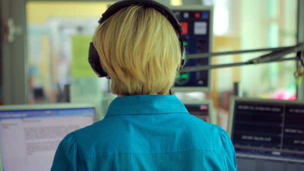 Модератор жіночого радіо — стокове відео
