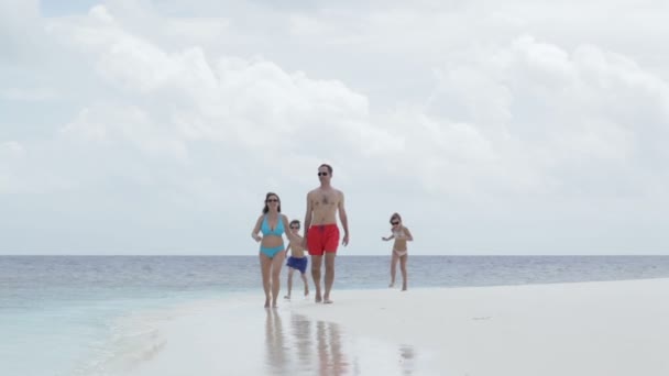 Pareja caminando en la playa de arena — Vídeos de Stock