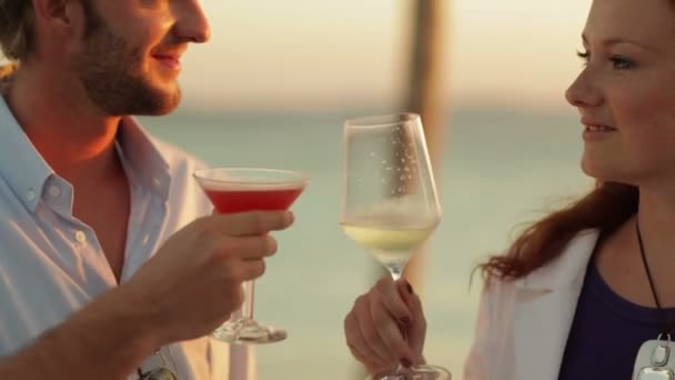 Junges Paar jubelt mit Cocktails — Stockvideo