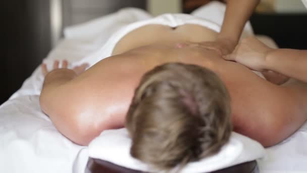 Jeune homme recevant massage du corps — Video