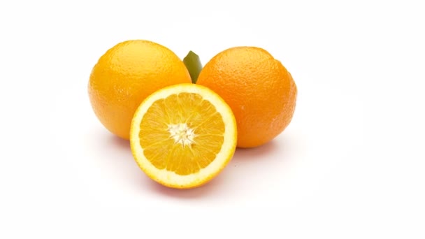 oranges avec une moitié sur blanc 