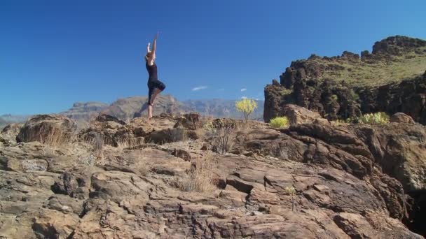 Yoga yapan kadın — Stok video