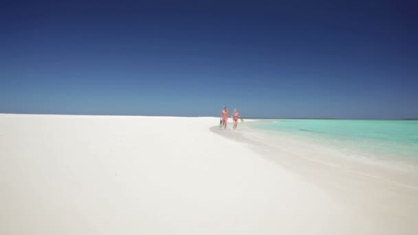 Coppia con pinne passeggiando sulla spiaggia — Video Stock