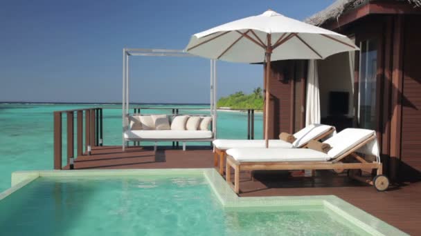 piscine devant le bungalow 