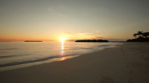 Zonsopkomst op tropisch eiland — Stockvideo