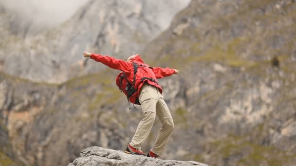 Hombre feliz en la montaña — Vídeo de stock