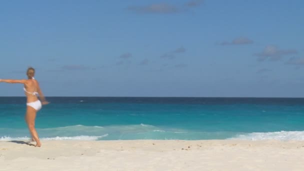 Mujer en bikini blanco — Vídeo de stock