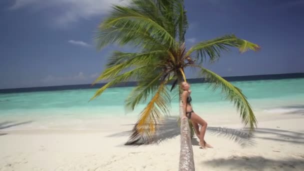 Mujer joven en bikini — Vídeos de Stock