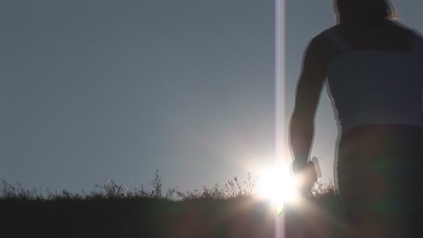 Mujer y hombre caminando hasta la colina — Vídeos de Stock