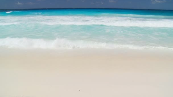 Песчаный пляж на острове — стоковое видео