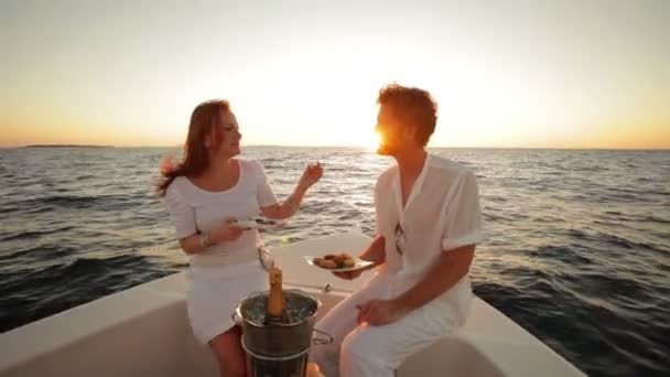 Пара на заході сонця під час подорожі на човні — стокове відео