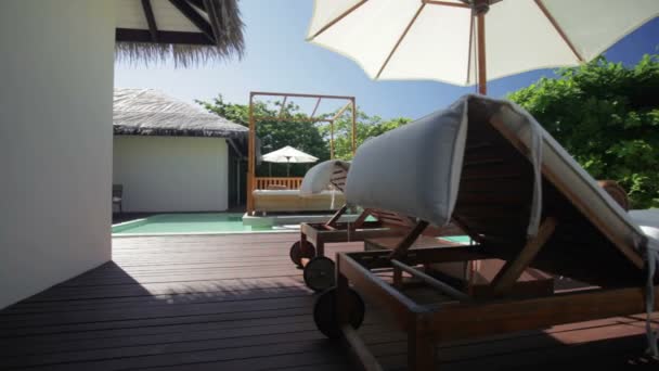 Bungalow avec parasols et chaises longues — Video