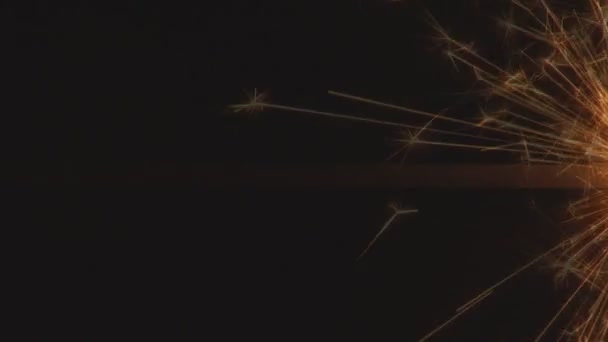 Queimando sparkler em preto — Vídeo de Stock