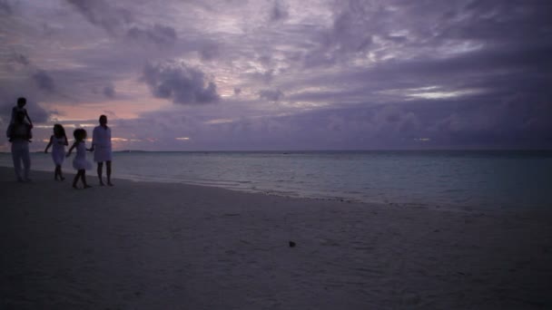 Gezin met kinderen lopen op tropisch strand — Stockvideo