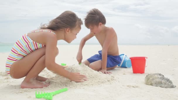 Duas crianças brincando com brinquedos de areia — Vídeo de Stock