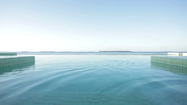 Olas pequeñas en la superficie del agua — Vídeos de Stock