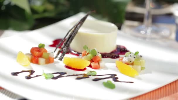 Десерт с фруктами на тарелке — стоковое видео