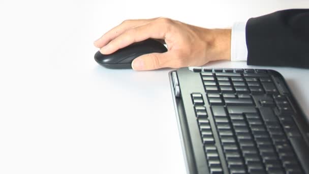 Hand bewegende muis met toetsenbord — Stockvideo