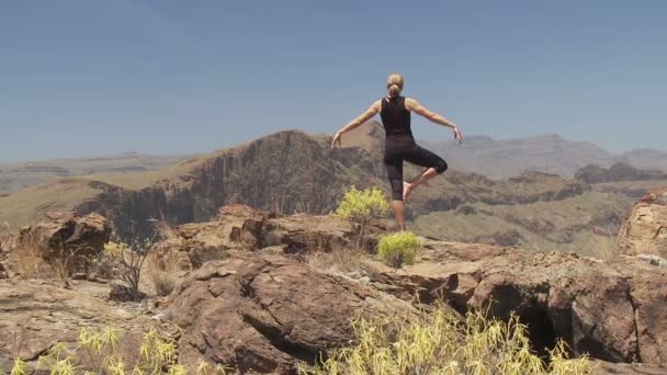 Kvinna som gör yoga — Stockvideo