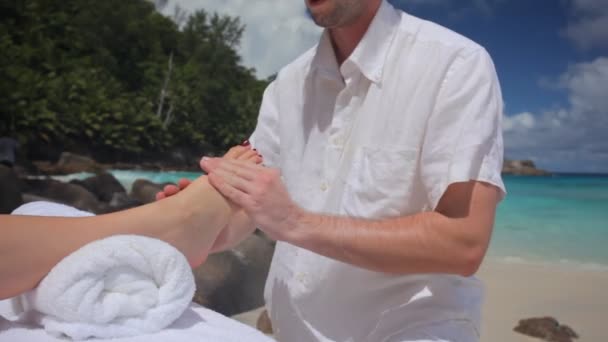 Massage van vrouwelijke voet — Stockvideo