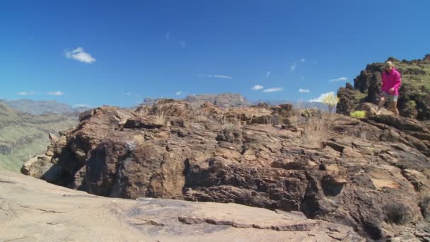 Couple randonnée dans les montagnes volcaniques — Video