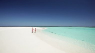 sevgi dolu çift doğru yürüyüş  