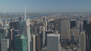 Manhattan gökdelen üzerinde uçuş