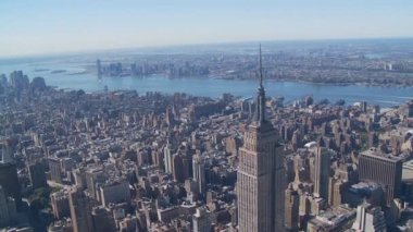 Empire state Binası çevresinde uçuş
