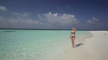 Sahilde yürüyüş bikinili güzel kadın