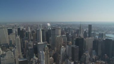Manhattan gökdelen üzerinde uçuş