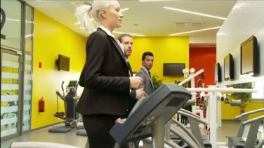 İşkadını spor salonunda egzersiz yapıyor
