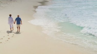 Yaşlı çift yürüyor 