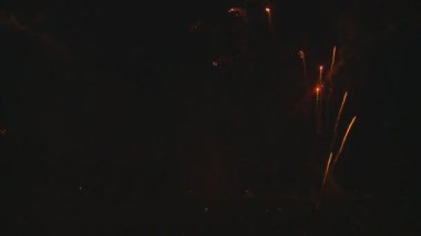 karanlık gökyüzü üzerinde harika havai fişek