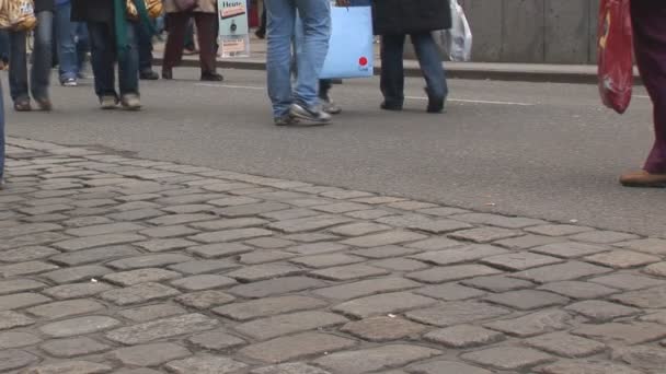 Benen lopen op straat — Stockvideo