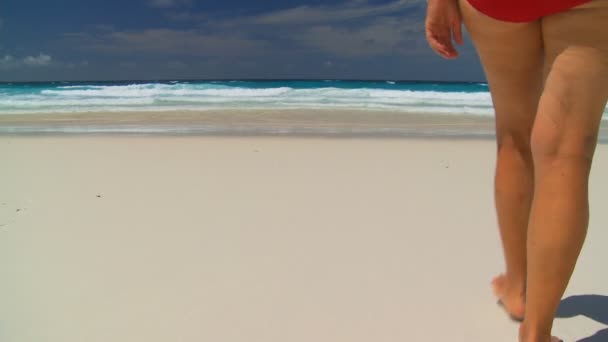 Mujer mayor caminando al mar — Vídeo de stock