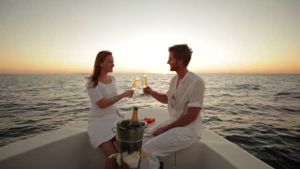 Paar bei Sonnenuntergang auf Bootstour — Stockvideo