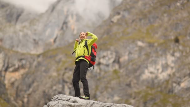 Glückliche Wanderin — Stockvideo