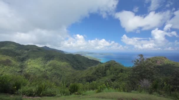 montagnes tropicales sur l'île 