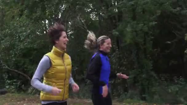 Iki kadın sonbaharda koşu — Stok video