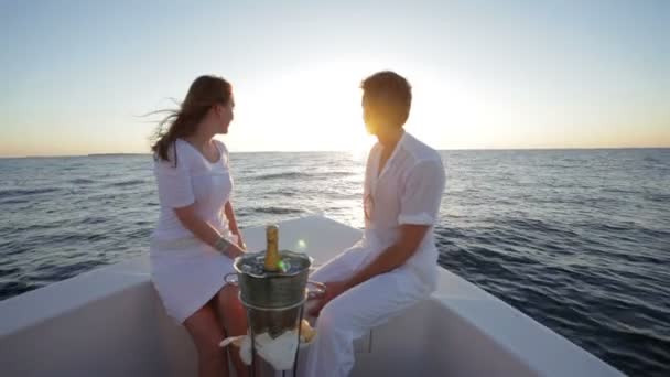 Gün batımı tekne gezisinde çifte — Stok video