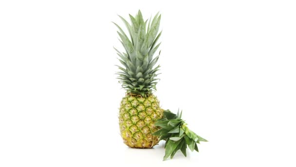 Zoete ananas op wit — Stockvideo
